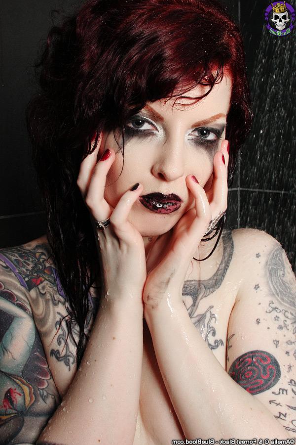 15P A ruiva tatuada Penny Poison faz ótimas poses enquanto toma banho
