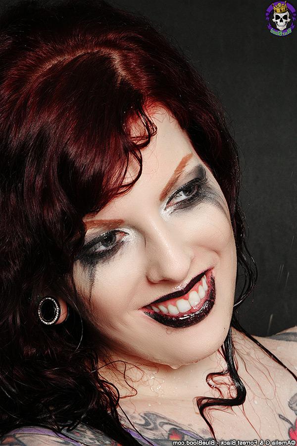 15P A ruiva tatuada Penny Poison faz ótimas poses enquanto toma banho
