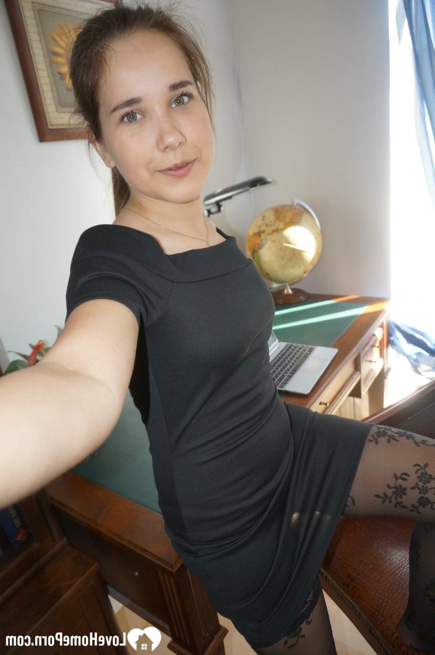 20P Linda gata tira selfies nuas mostrando sua bunda grande e peitos pequenos