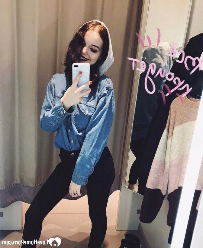 20P Linda gata tira selfies nuas mostrando sua bunda grande e peitos pequenos