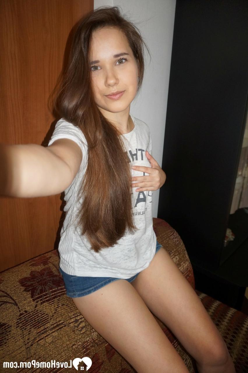 20P Linda gata tira selfies nuas mostrando sua bunda grande e peitos pequenos