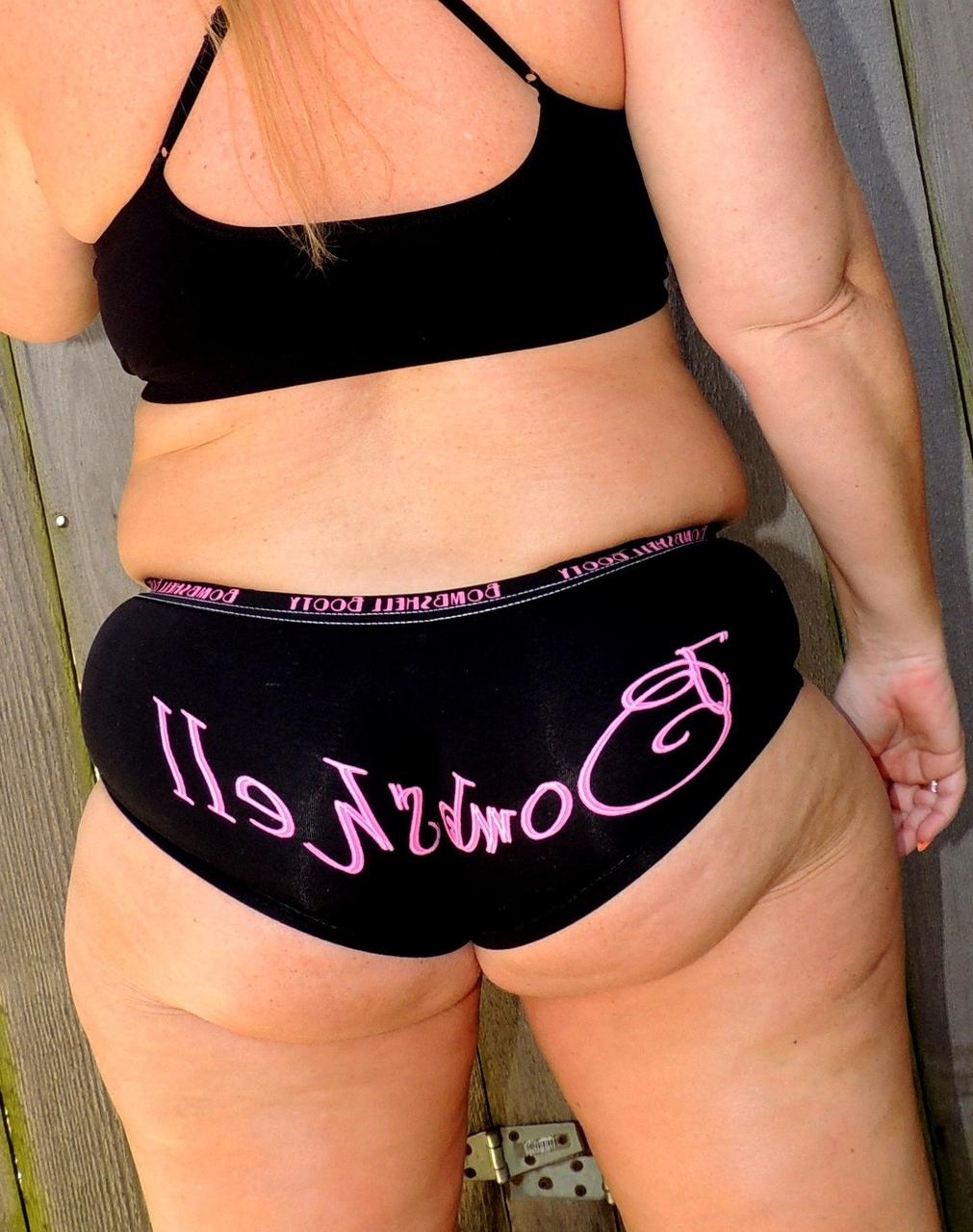 17P Die mollige Amateurin Dee Siren bekommt beim MMF-Sex Sperma auf die Brille