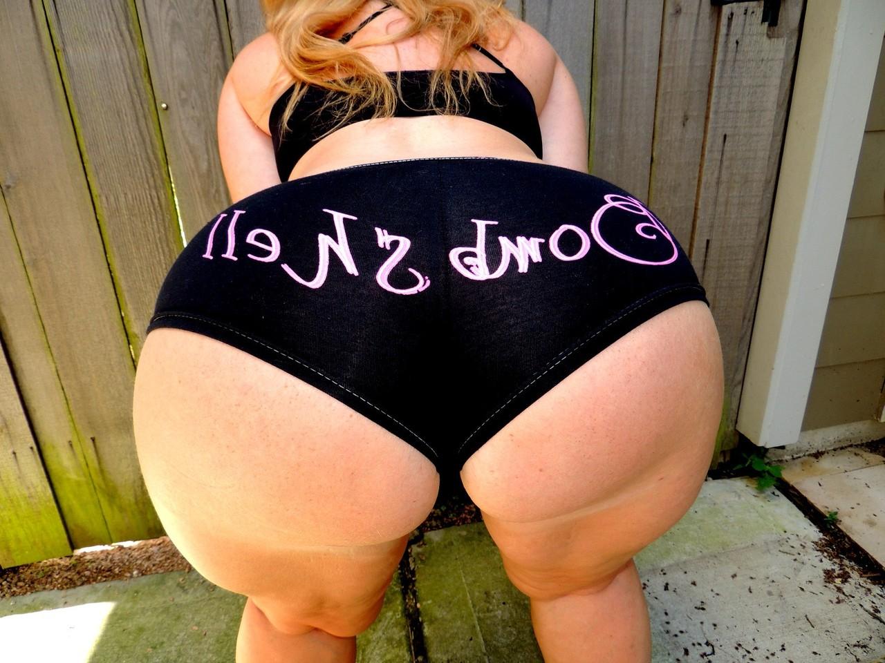 17P Die mollige Amateurin Dee Siren bekommt beim MMF-Sex Sperma auf die Brille