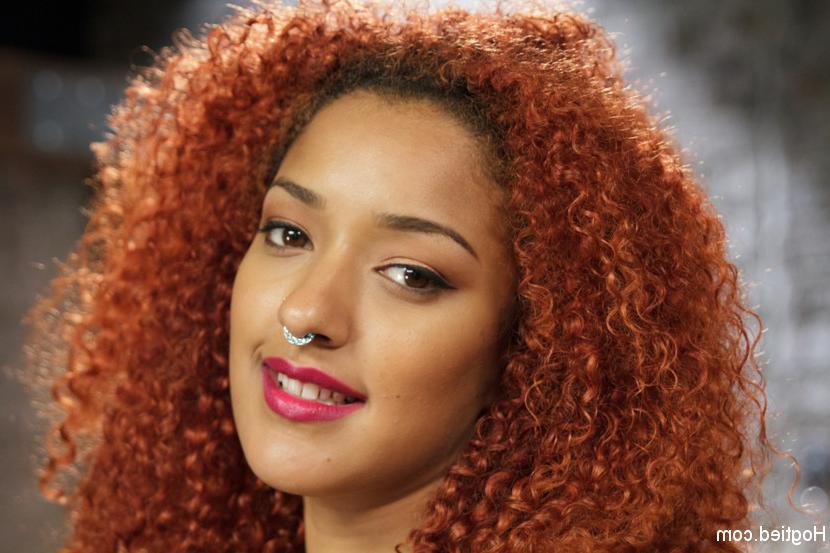 15P Une fille ébène aux cheveux roux bouclés est suspendue et masturbée dans un cachot