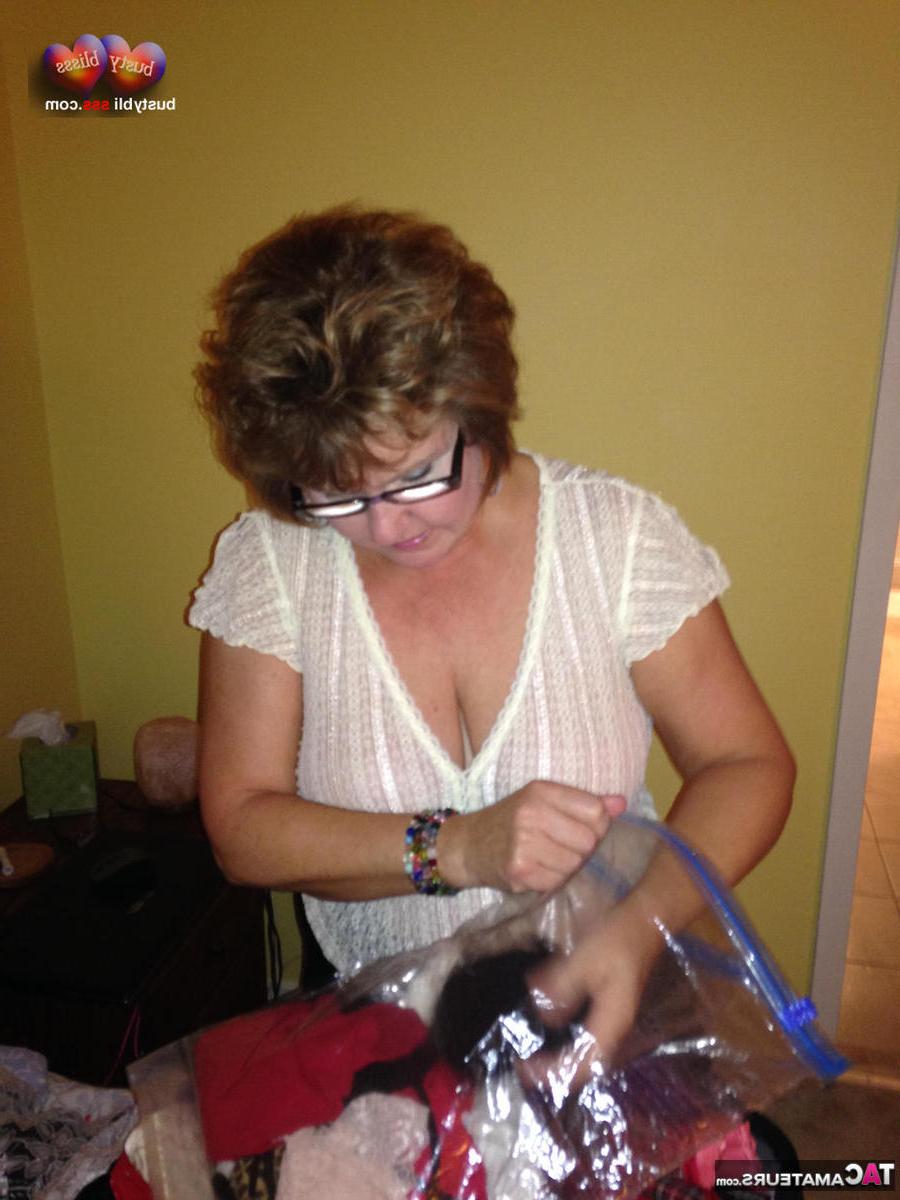 16P Busty Bliss, une dame plus âgée, découvre ses seins tout en faisant une pipe en POV.