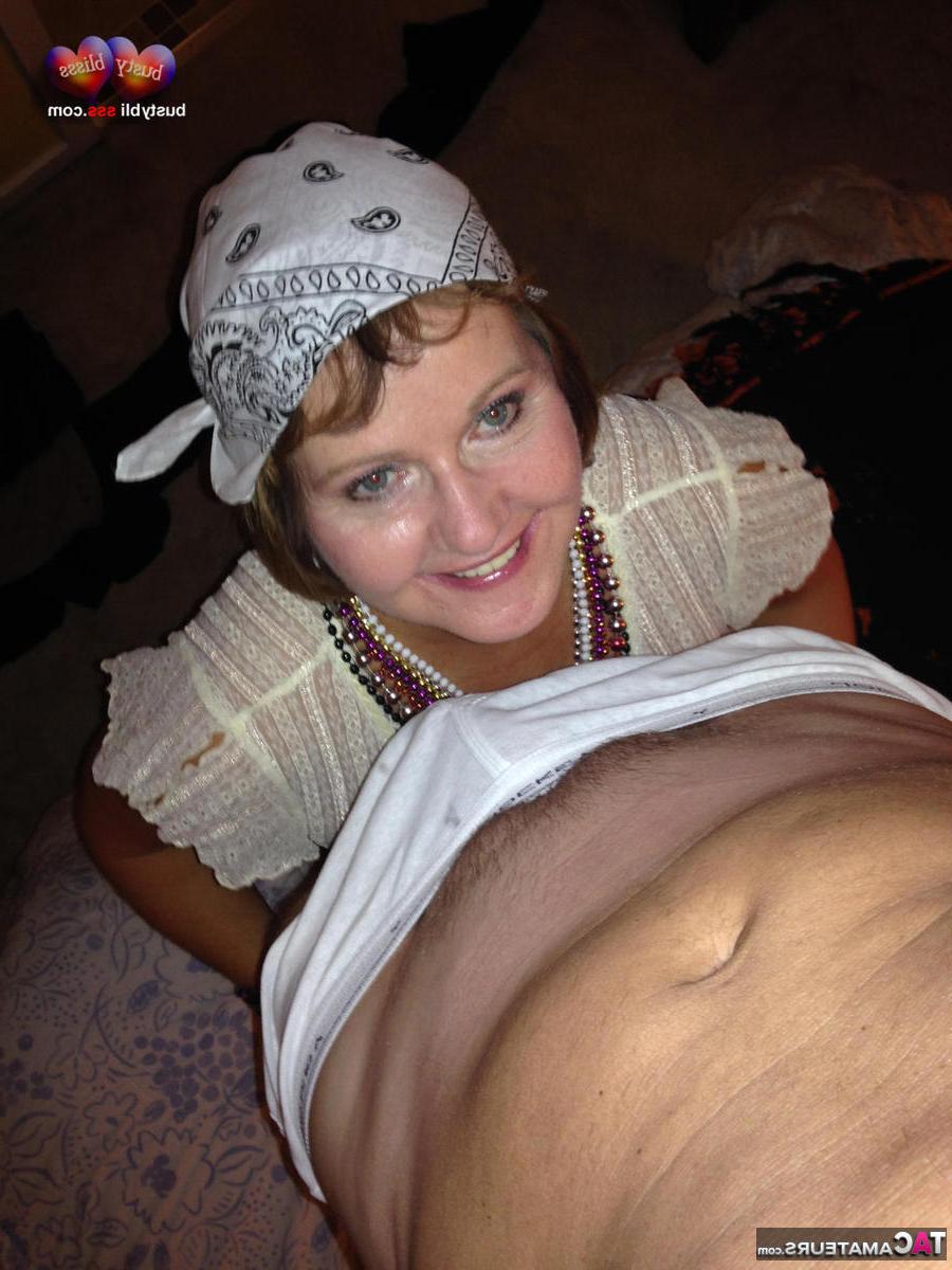 16P Busty Bliss, une dame plus âgée, découvre ses seins tout en faisant une pipe en POV.