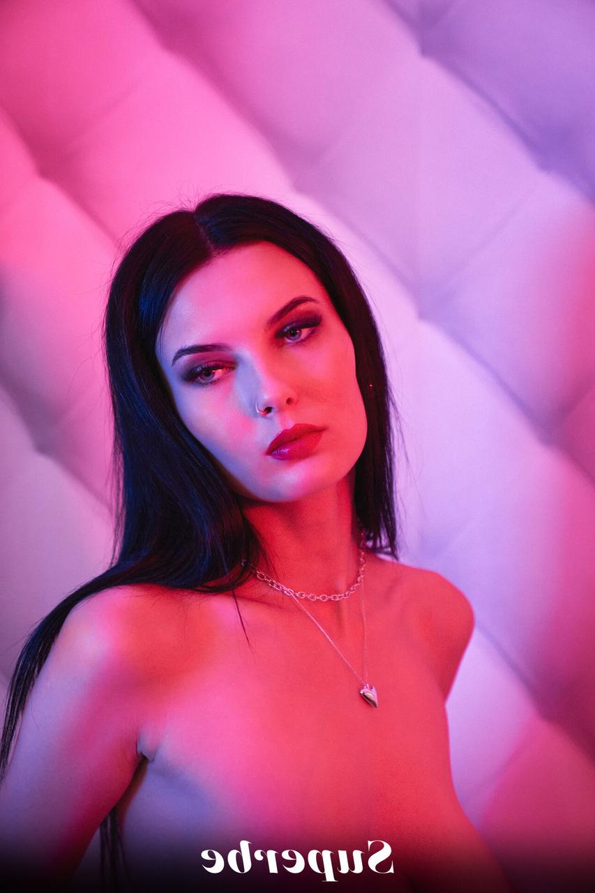 20P Glamorous babe Simon Kitty plays with her sweet pussy & toys with a dildo