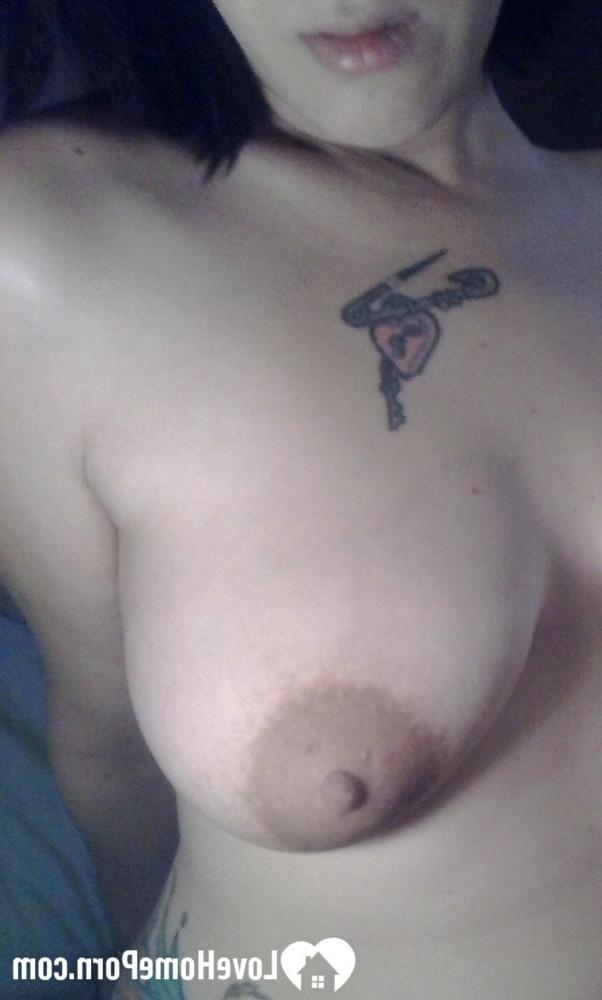 20P Amateur cachonda juega con su coño recortado y muestra sus abundantes tetas de cerca