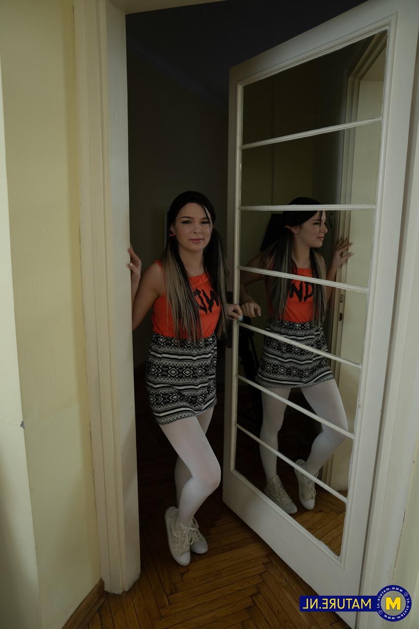 20P A madrasta lésbica Jana e a adolescente Emily F posando sedutoramente no sofá
