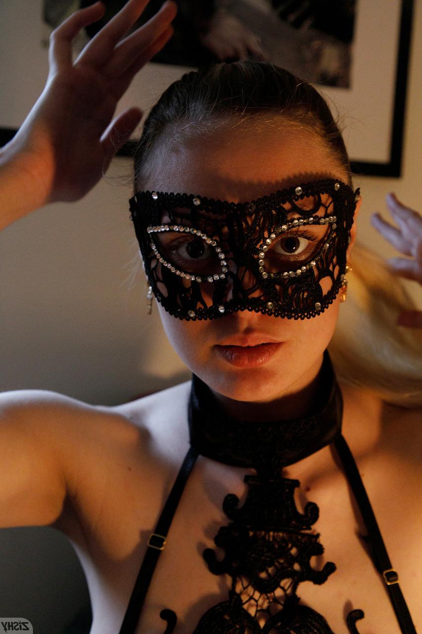 13P Adolescente loira excêntrica com máscara Amber Moore posa em lingerie rendada em um solo