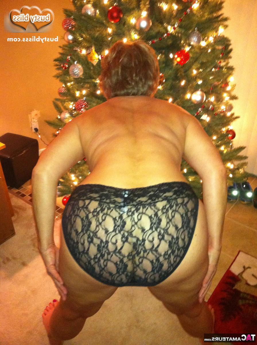16P Die ältere Frau Busty Bliss enthüllt ihre natürlichen Titten, bevor sie zu Weihnachten einen Schwanz leckt