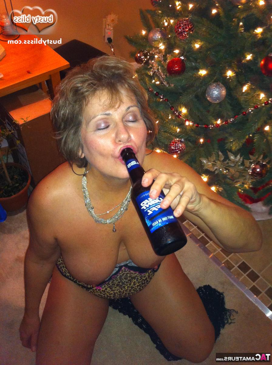 16P Die ältere Frau Busty Bliss enthüllt ihre natürlichen Titten, bevor sie zu Weihnachten einen Schwanz leckt