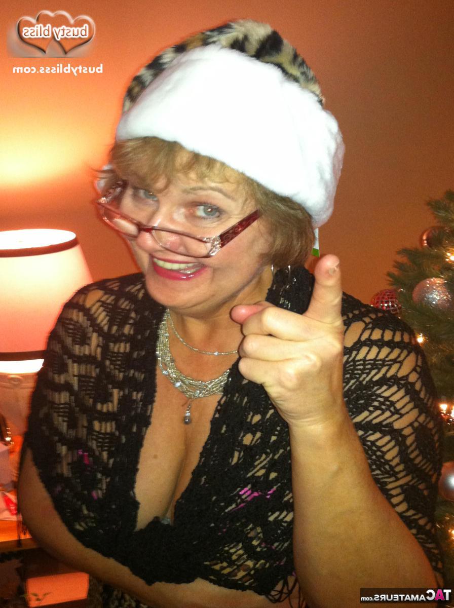 16P Die ältere Frau Busty Bliss enthüllt ihre natürlichen Titten, bevor sie zu Weihnachten einen Schwanz leckt