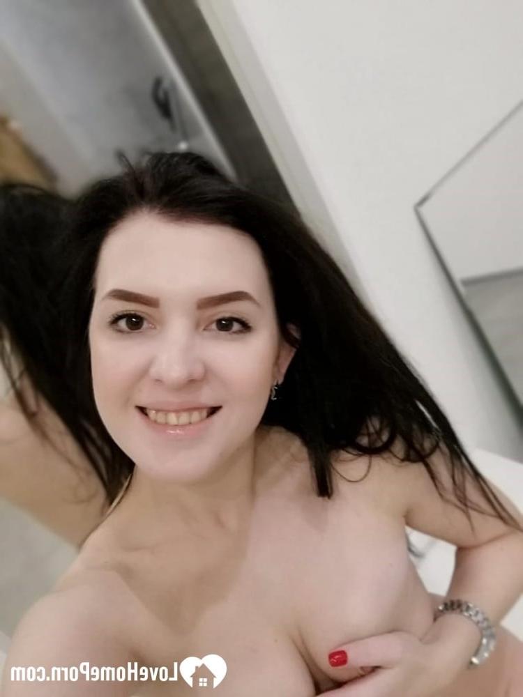 20P Douce jeune amateur posant nue devant le miroir et montrant son corps chaud