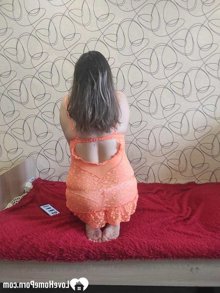 20P Gata gordinha com tesão revela seus peitos grandes e bunda grande em uma cama vermelha