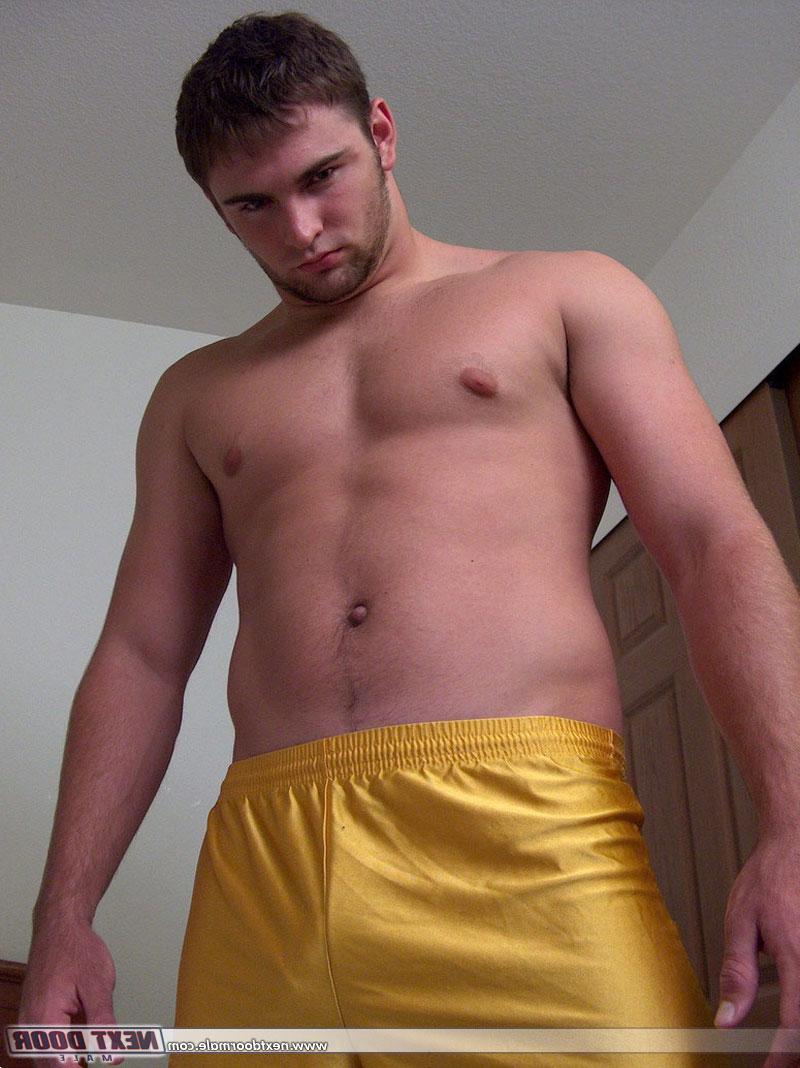 20P Lucas, étalon amateur, se déshabille et exhibe son corps bien bâti.