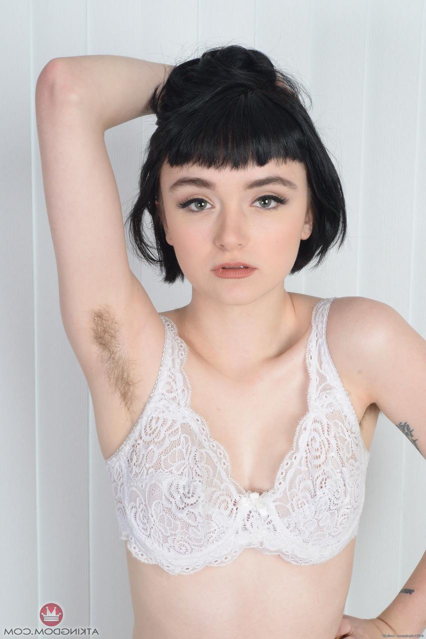 20P Matilda Bow, petite jeune aux cheveux noirs, expose ses aisselles et sa chatte poilues.