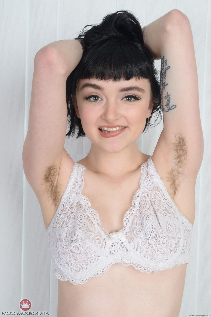 20P Matilda Bow, petite jeune aux cheveux noirs, expose ses aisselles et sa chatte poilues.