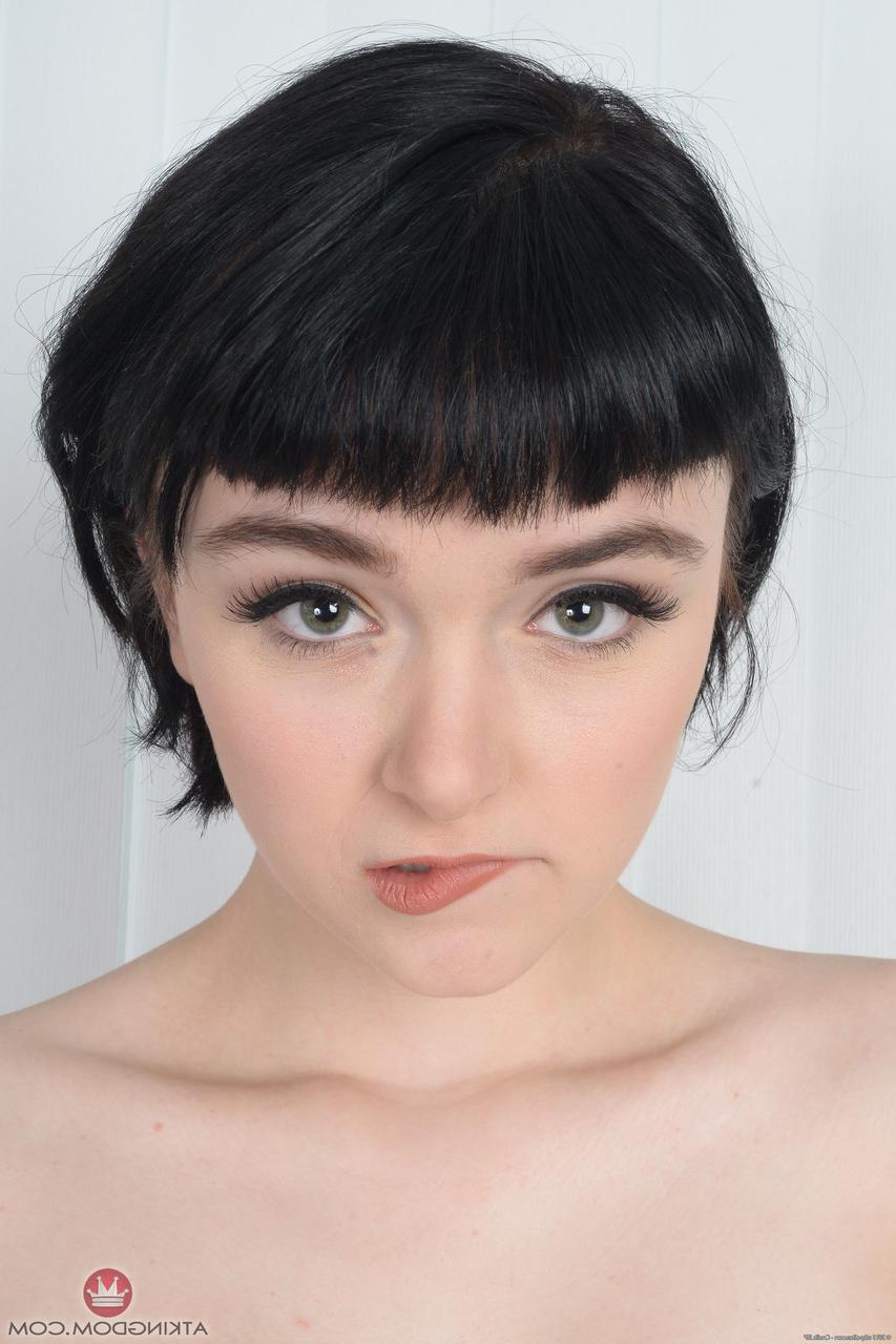 20P Matilda Bow, petite jeune aux cheveux noirs, expose ses aisselles et sa chatte poilues.