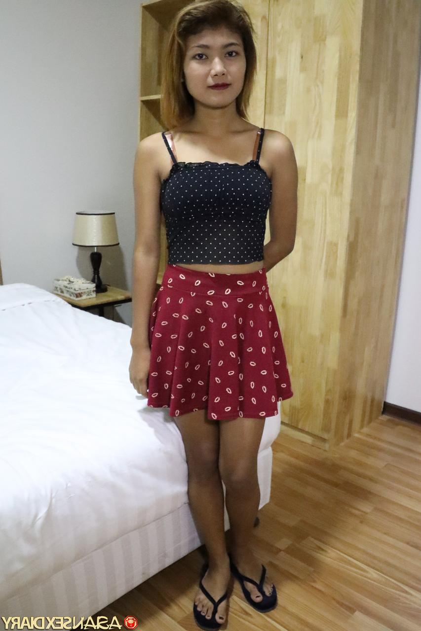 20P A pequena mãe asiática July tira a roupa, posa nua e deixa sua buceta peluda lisa