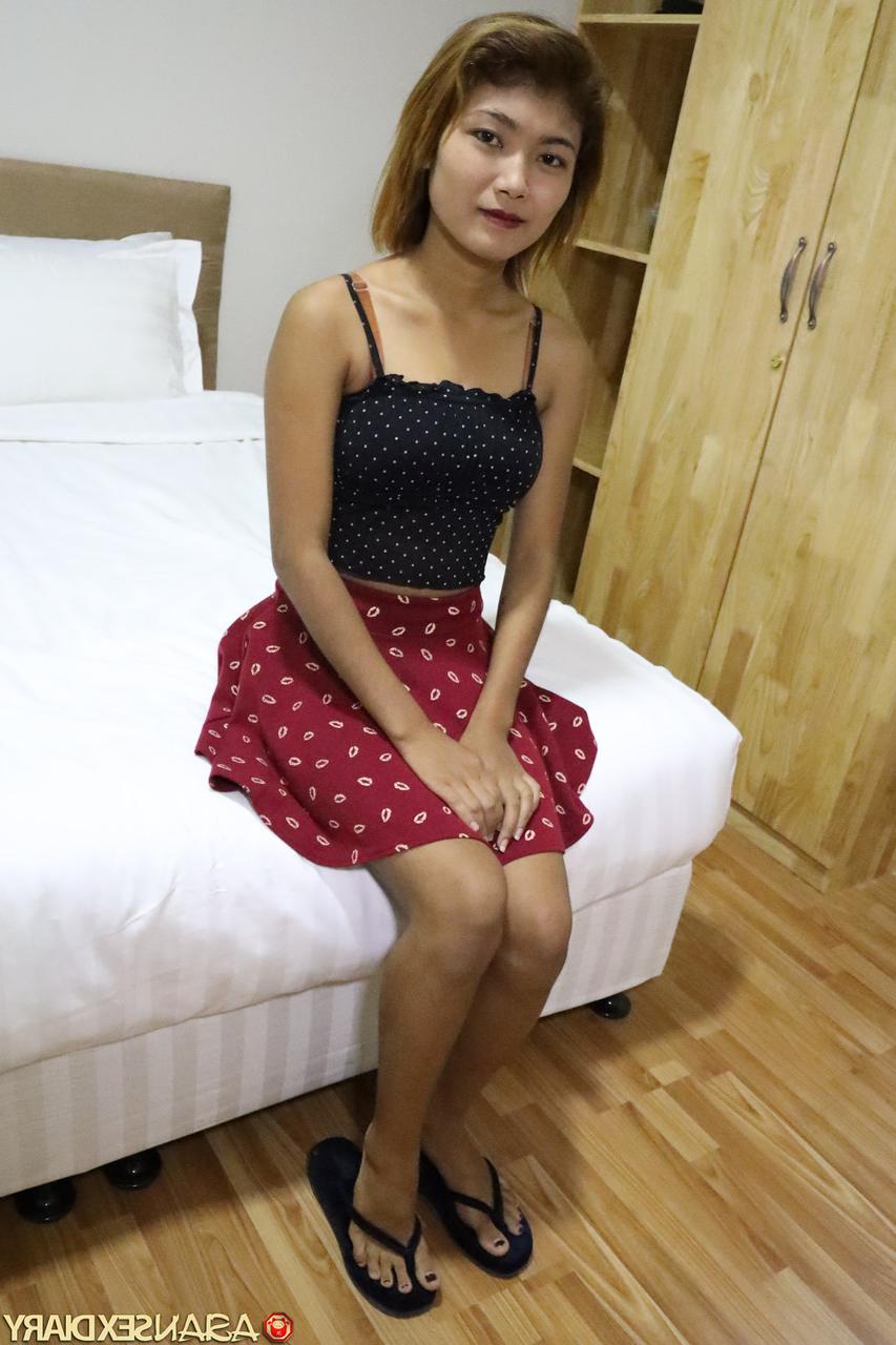 20P A pequena mãe asiática July tira a roupa, posa nua e deixa sua buceta peluda lisa