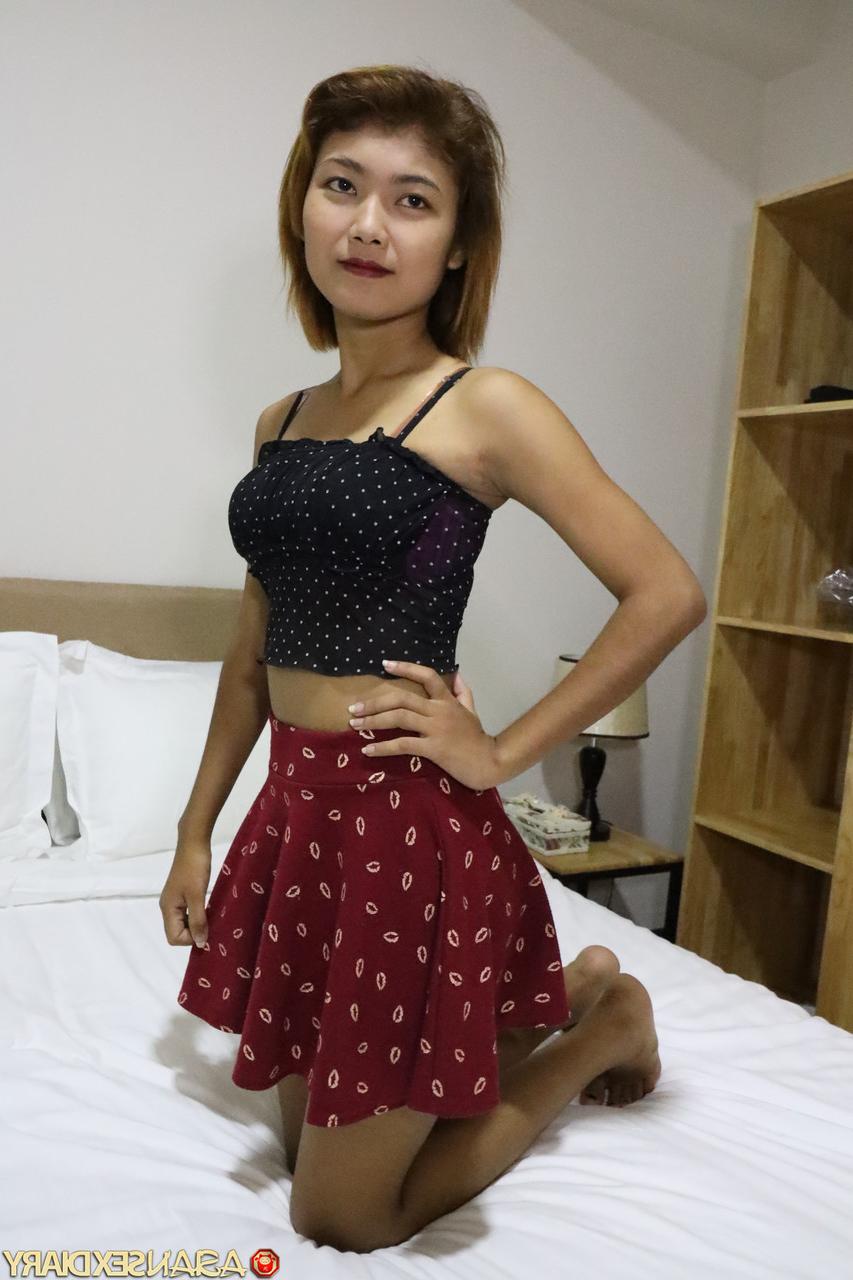 20P A pequena mãe asiática July tira a roupa, posa nua e deixa sua buceta peluda lisa