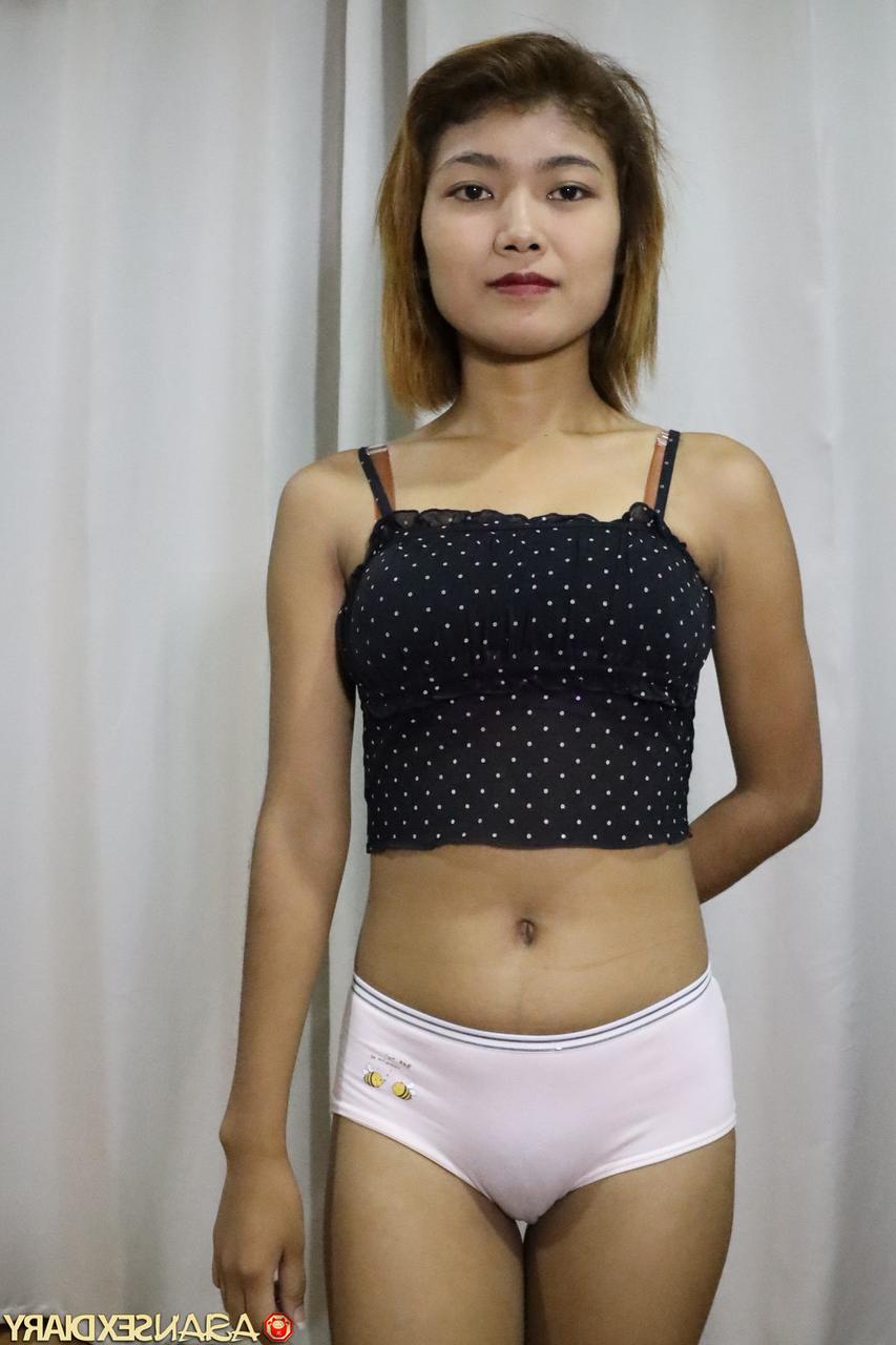 20P A pequena mãe asiática July tira a roupa, posa nua e deixa sua buceta peluda lisa