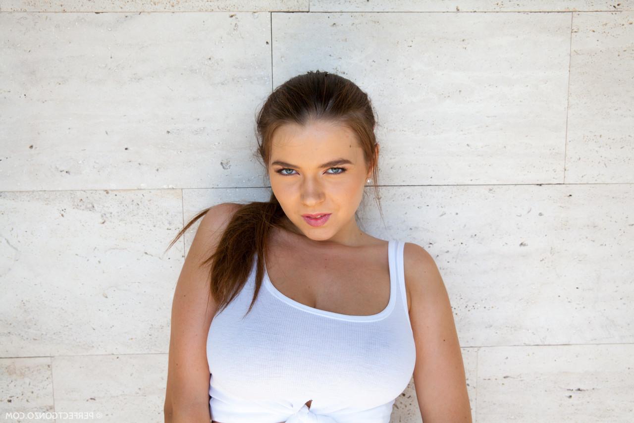 15P A linda adolescente Marina Visconti revela seu corpo quente antes de fazer sexo oral