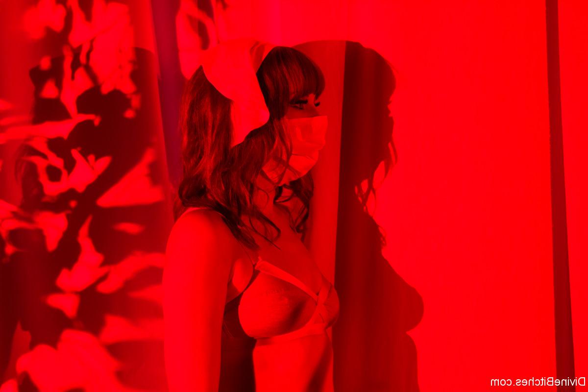 20P La maîtresse rousse coquine Madeline Marlowe caresse le dong d'un mec soumis
