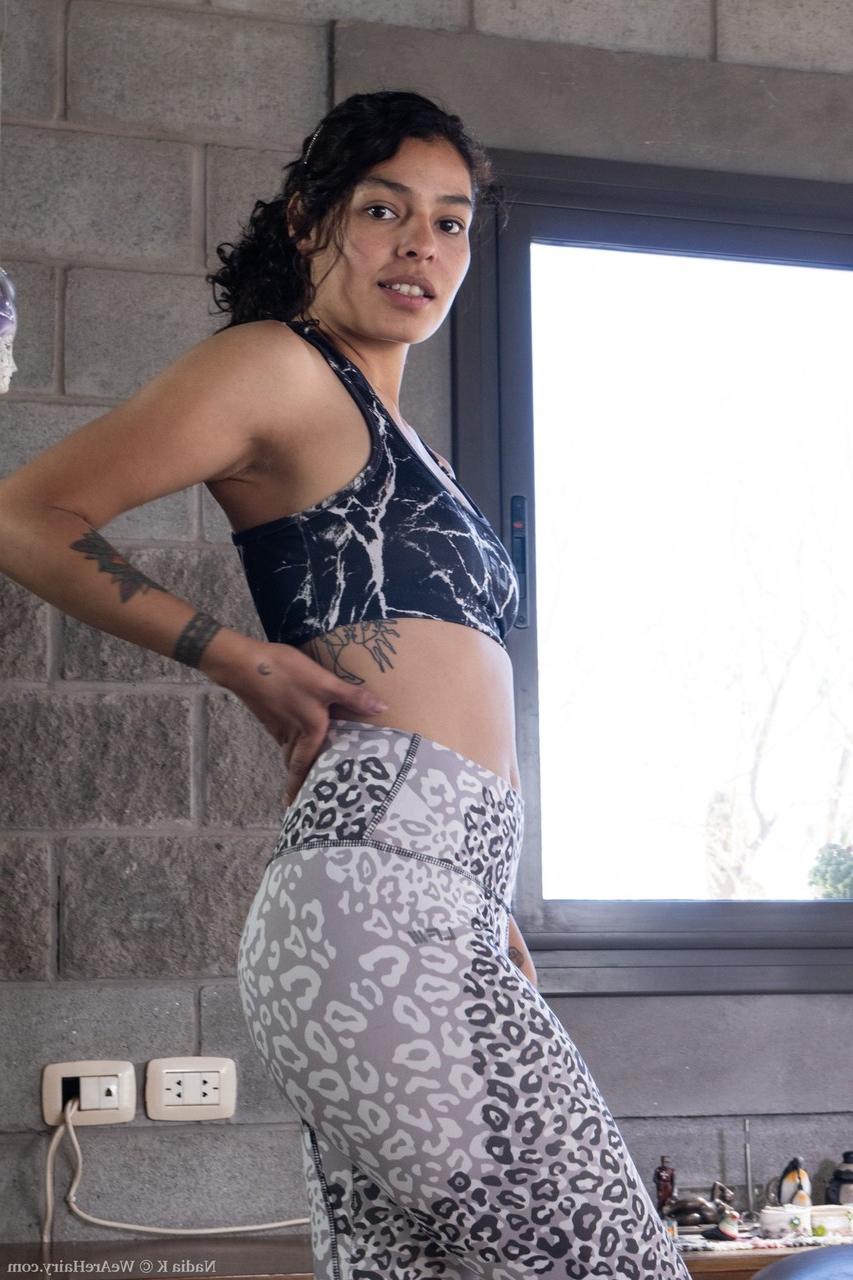 20P L'amatrice exotique Nadia K enlève ses leggings sexy et montre sa chatte poilue.
