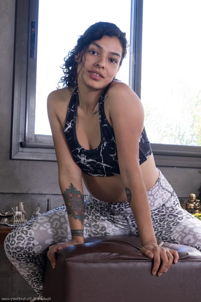 20P L'amatrice exotique Nadia K enlève ses leggings sexy et montre sa chatte poilue.