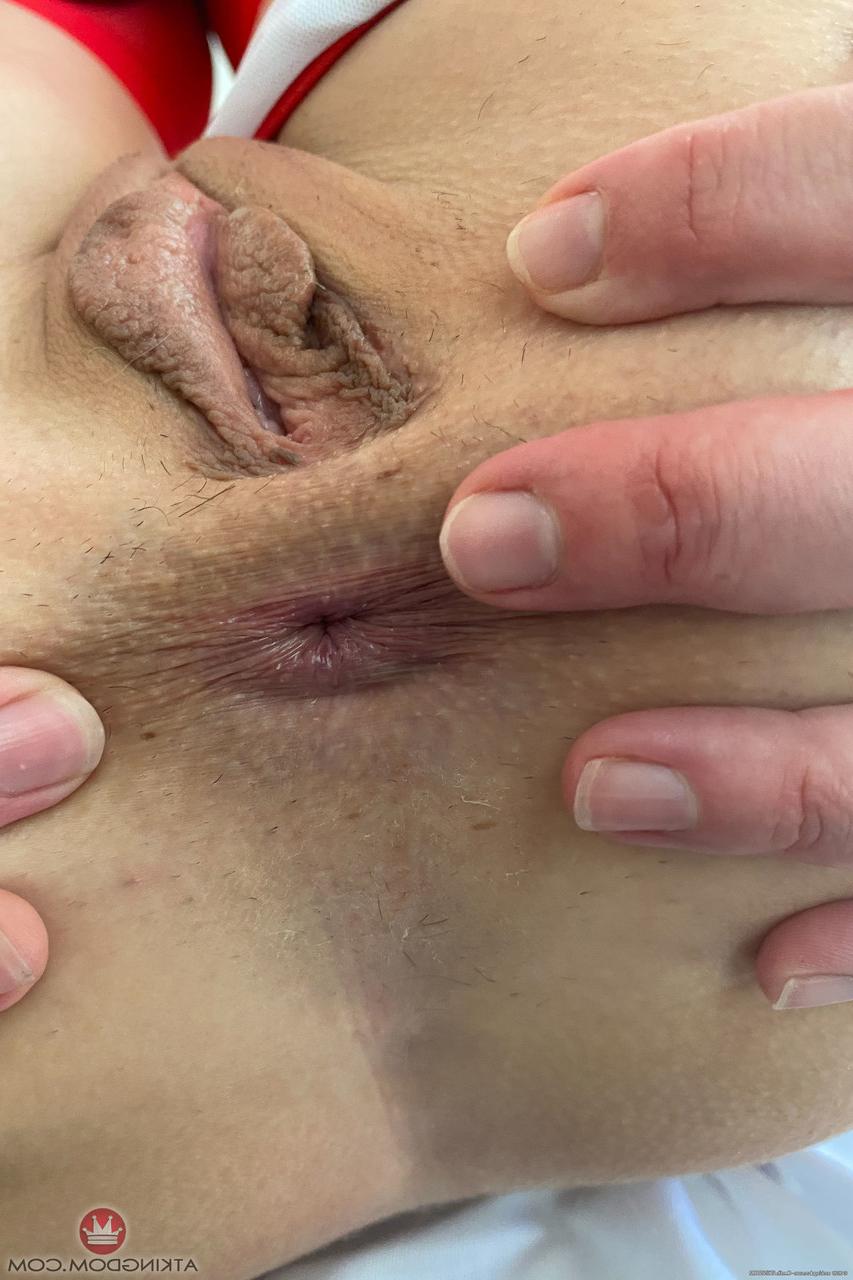 20P L'infirmière brune aux petits seins Vera King dévoile ses trous d'amour juteux.