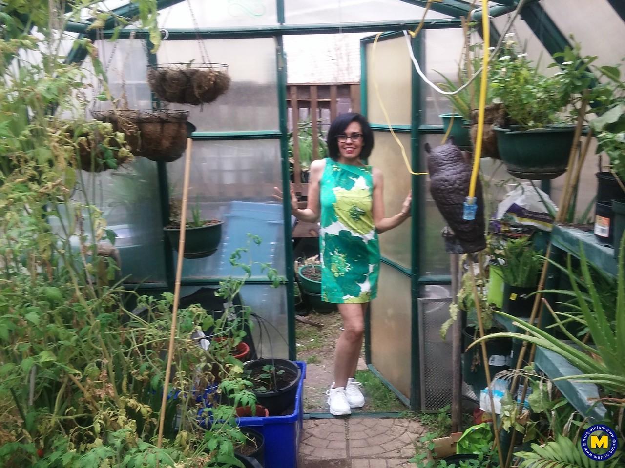 20P Gata excêntrica de óculos Gypsy Vixen mostra a bunda em um pequeno jardim