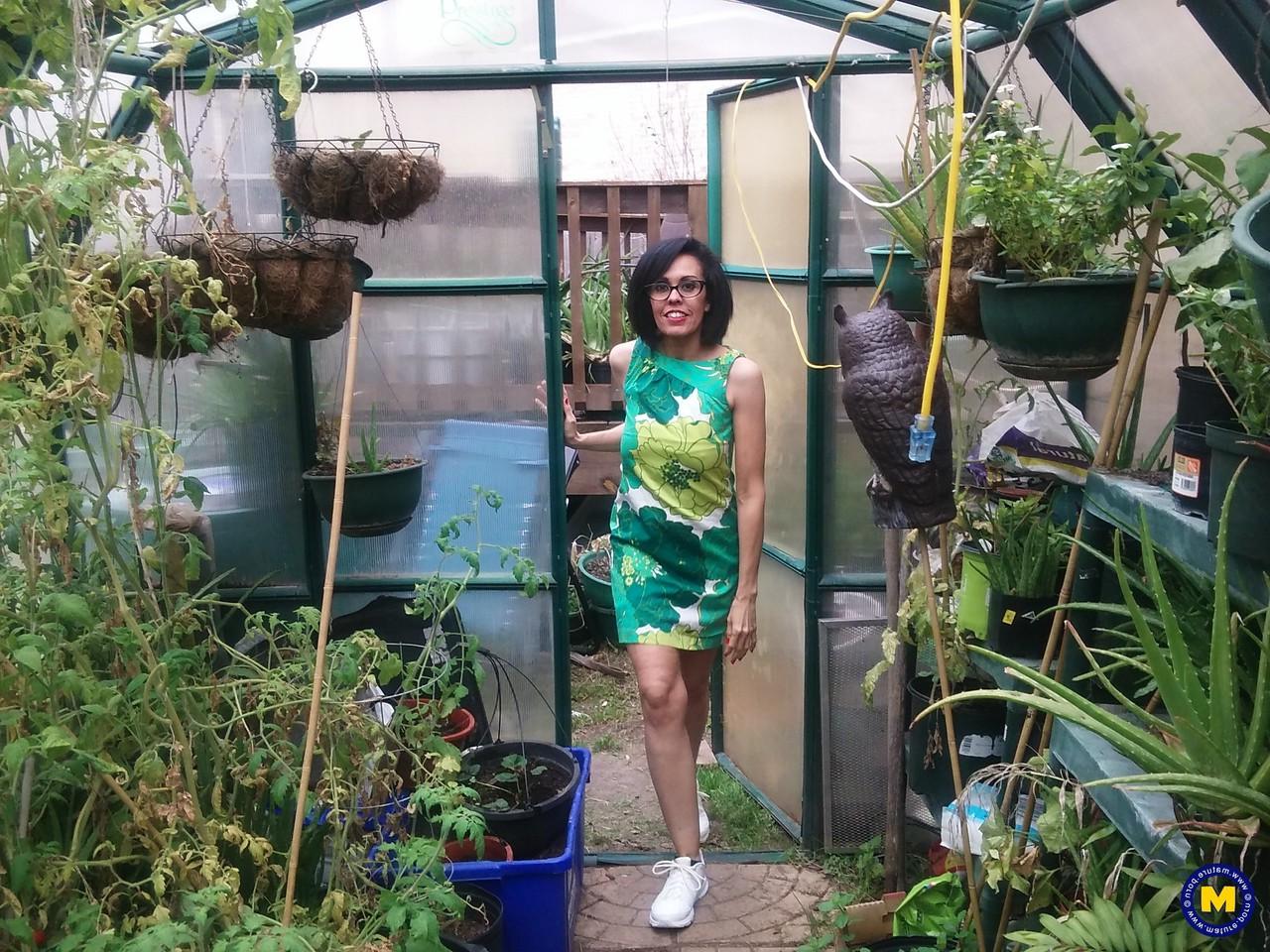 20P Gata excêntrica de óculos Gypsy Vixen mostra a bunda em um pequeno jardim