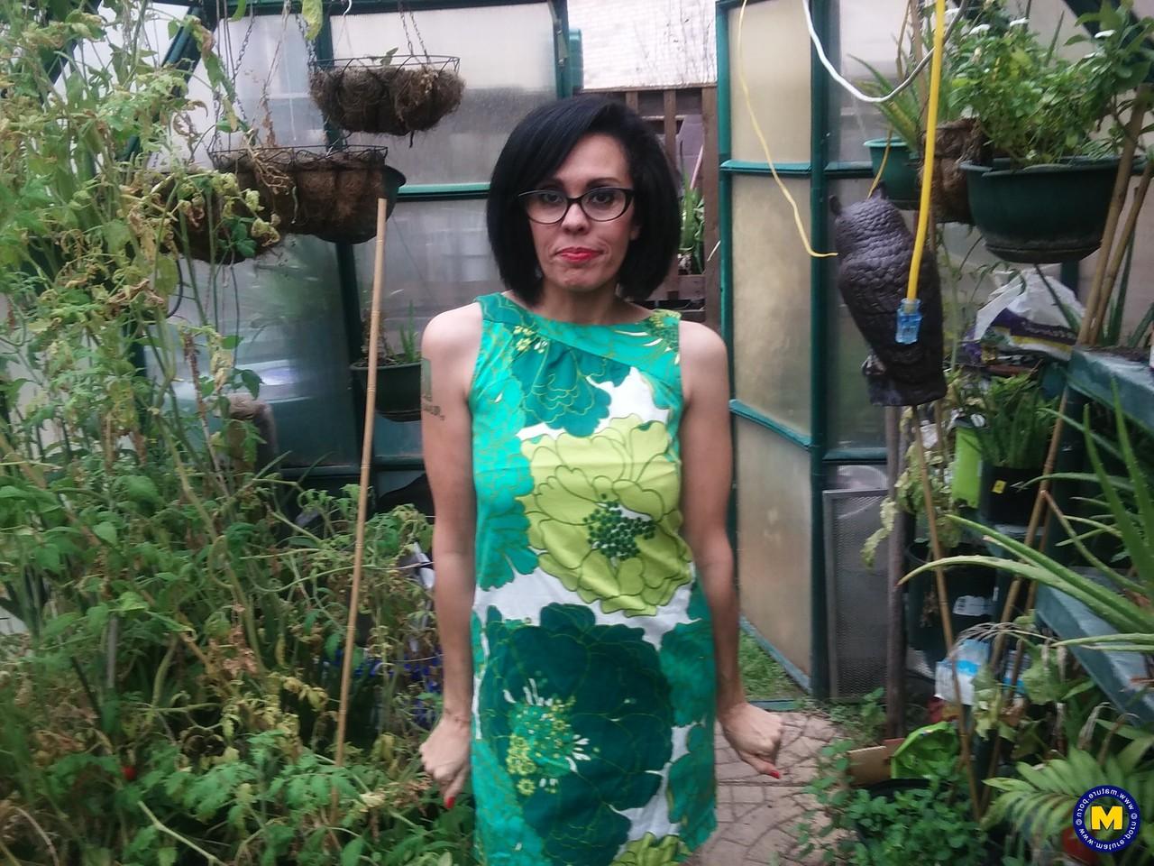 20P Gata excêntrica de óculos Gypsy Vixen mostra a bunda em um pequeno jardim