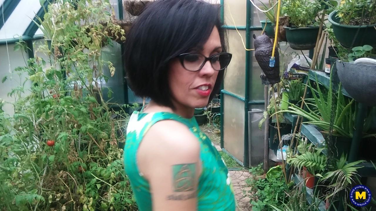 20P Gata excêntrica de óculos Gypsy Vixen mostra a bunda em um pequeno jardim