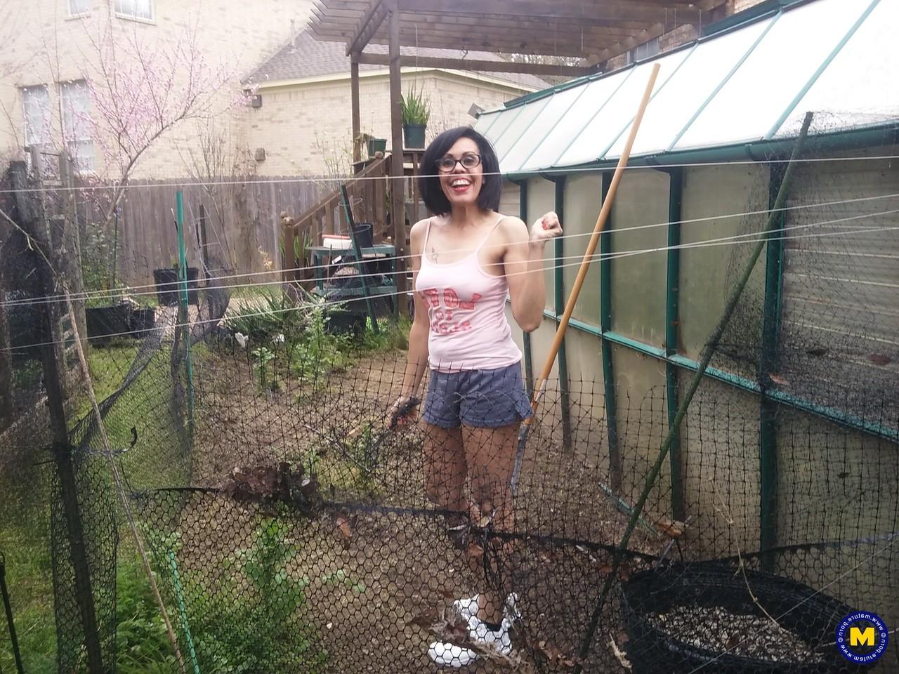 20P Gata excêntrica de óculos Gypsy Vixen mostra a bunda em um pequeno jardim