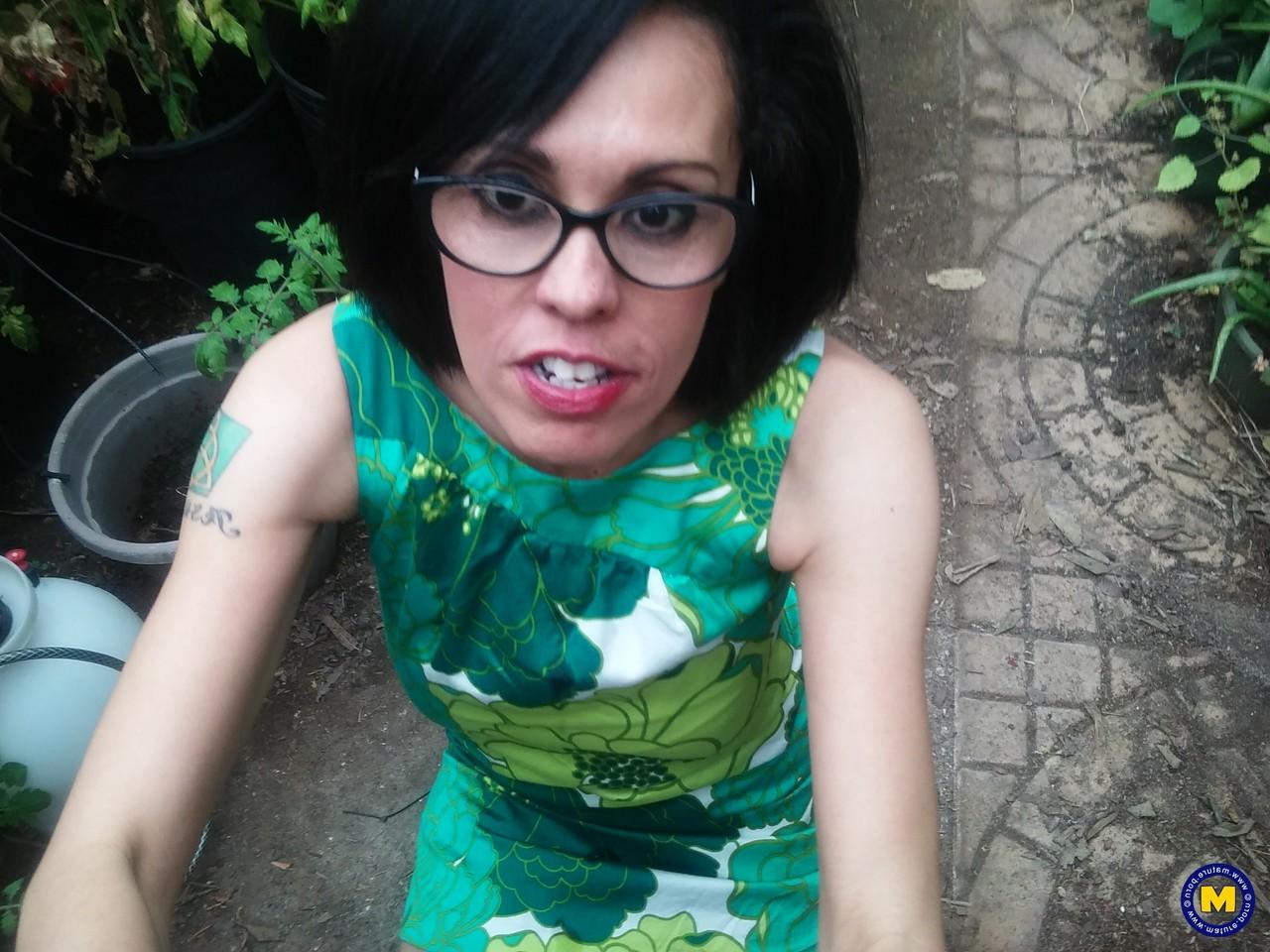 20P Gata excêntrica de óculos Gypsy Vixen mostra a bunda em um pequeno jardim