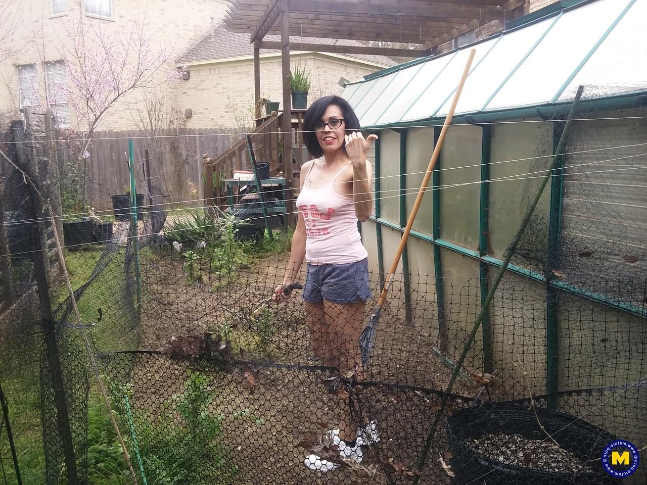 20P Gata excêntrica de óculos Gypsy Vixen mostra a bunda em um pequeno jardim
