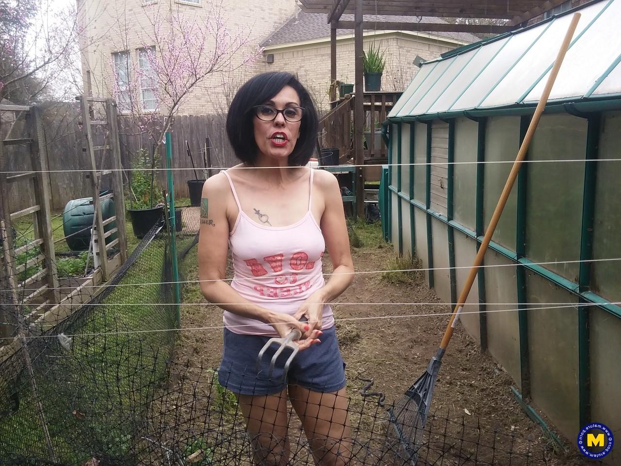 20P Gata excêntrica de óculos Gypsy Vixen mostra a bunda em um pequeno jardim