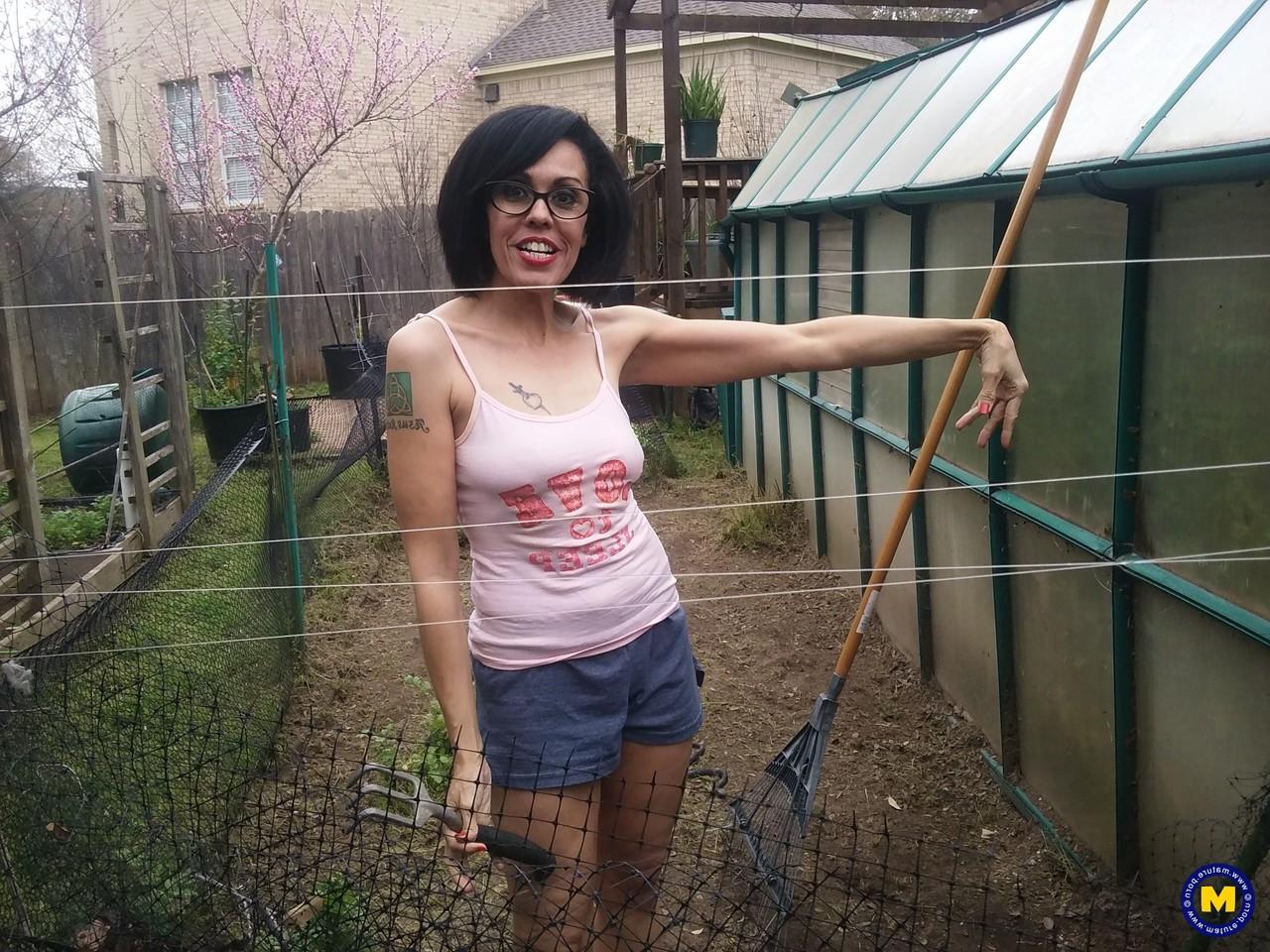 20P Gata excêntrica de óculos Gypsy Vixen mostra a bunda em um pequeno jardim