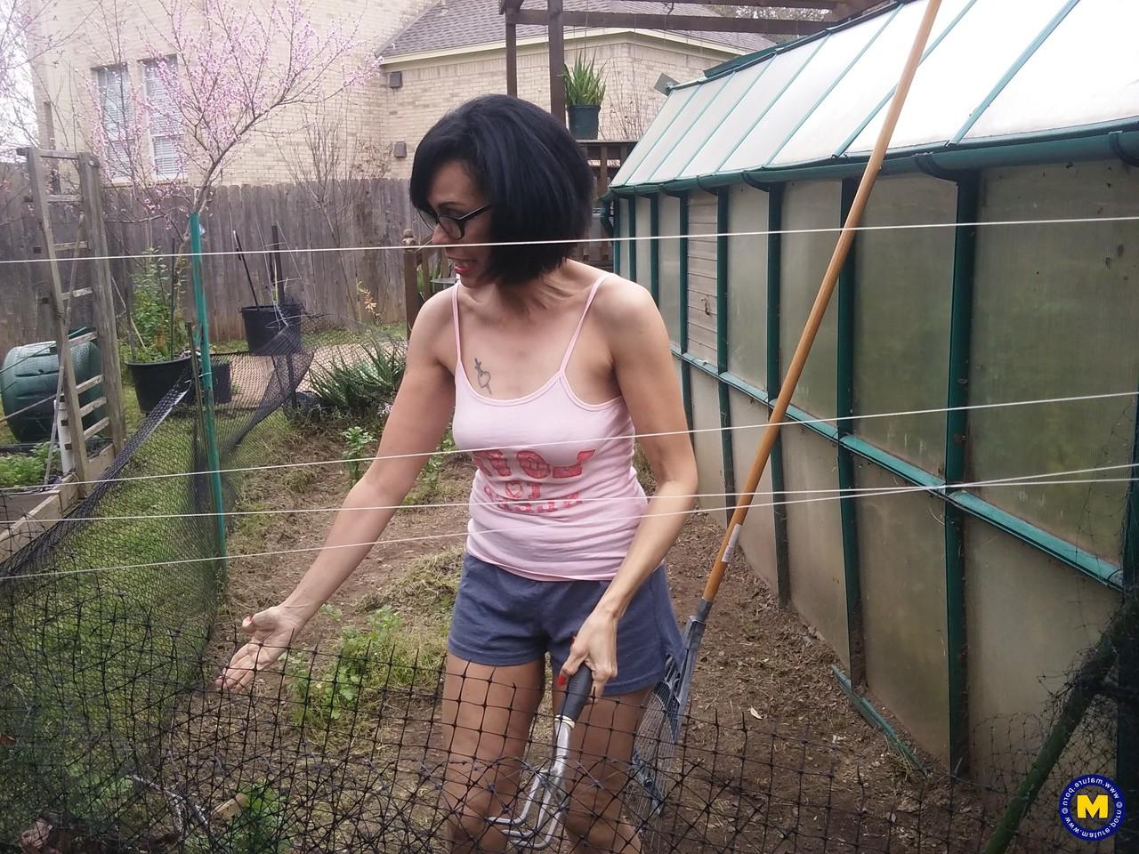 20P Gata excêntrica de óculos Gypsy Vixen mostra a bunda em um pequeno jardim
