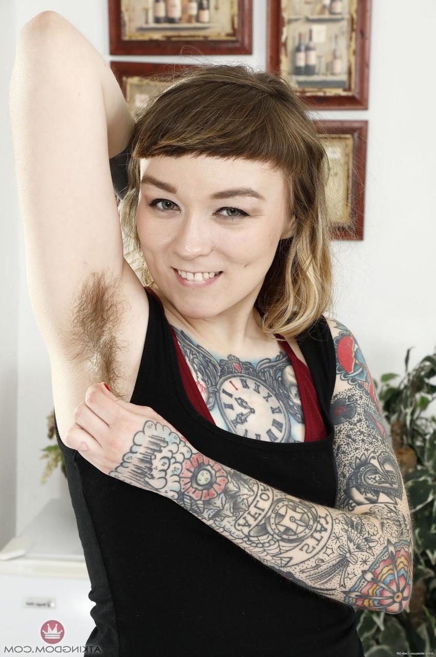 18P Felicia Fisher, une amatrice très tatouée, révèle sa chatte poilue et son trou du cul.