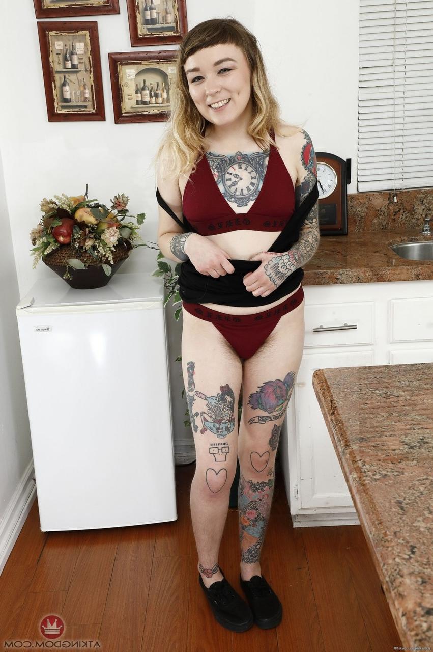 18P Felicia Fisher, une amatrice très tatouée, révèle sa chatte poilue et son trou du cul.