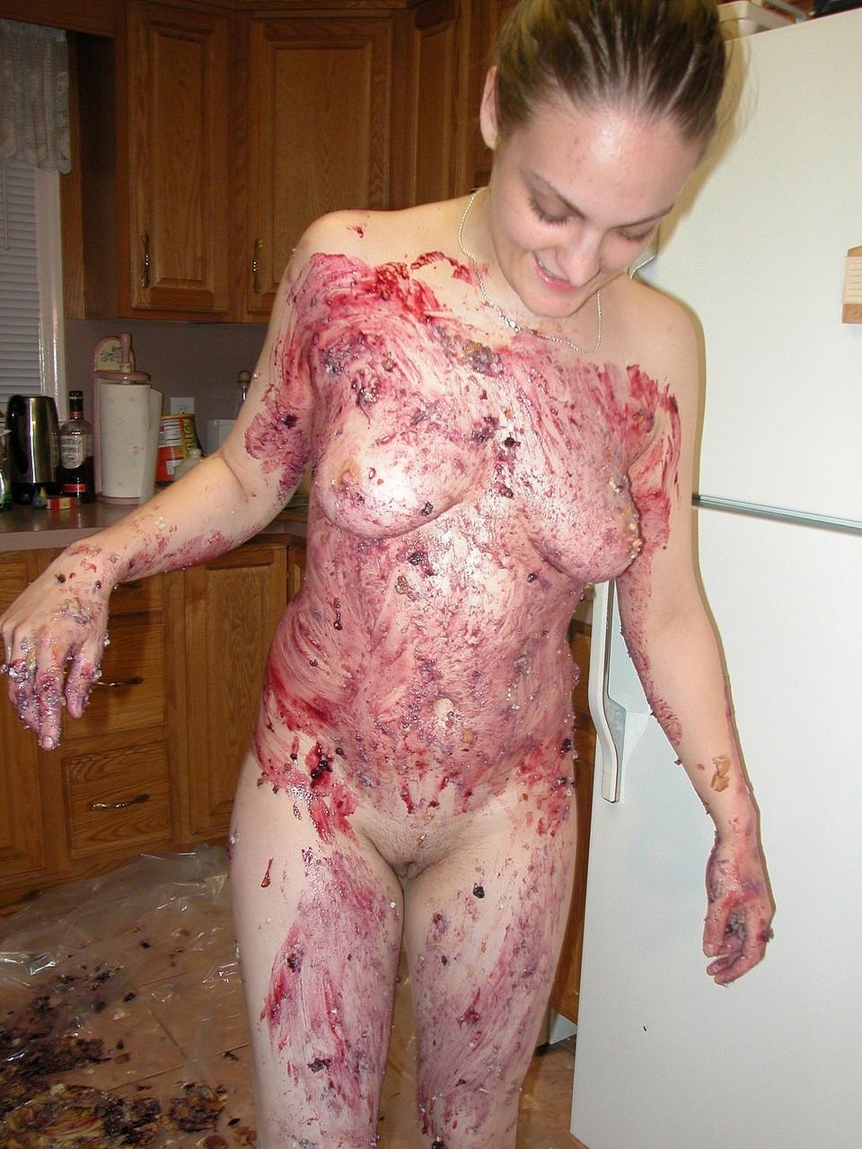 20P Cindy James, lesbienne mature, s'offre une séance de jeu culinaire coquine avec sa copine.