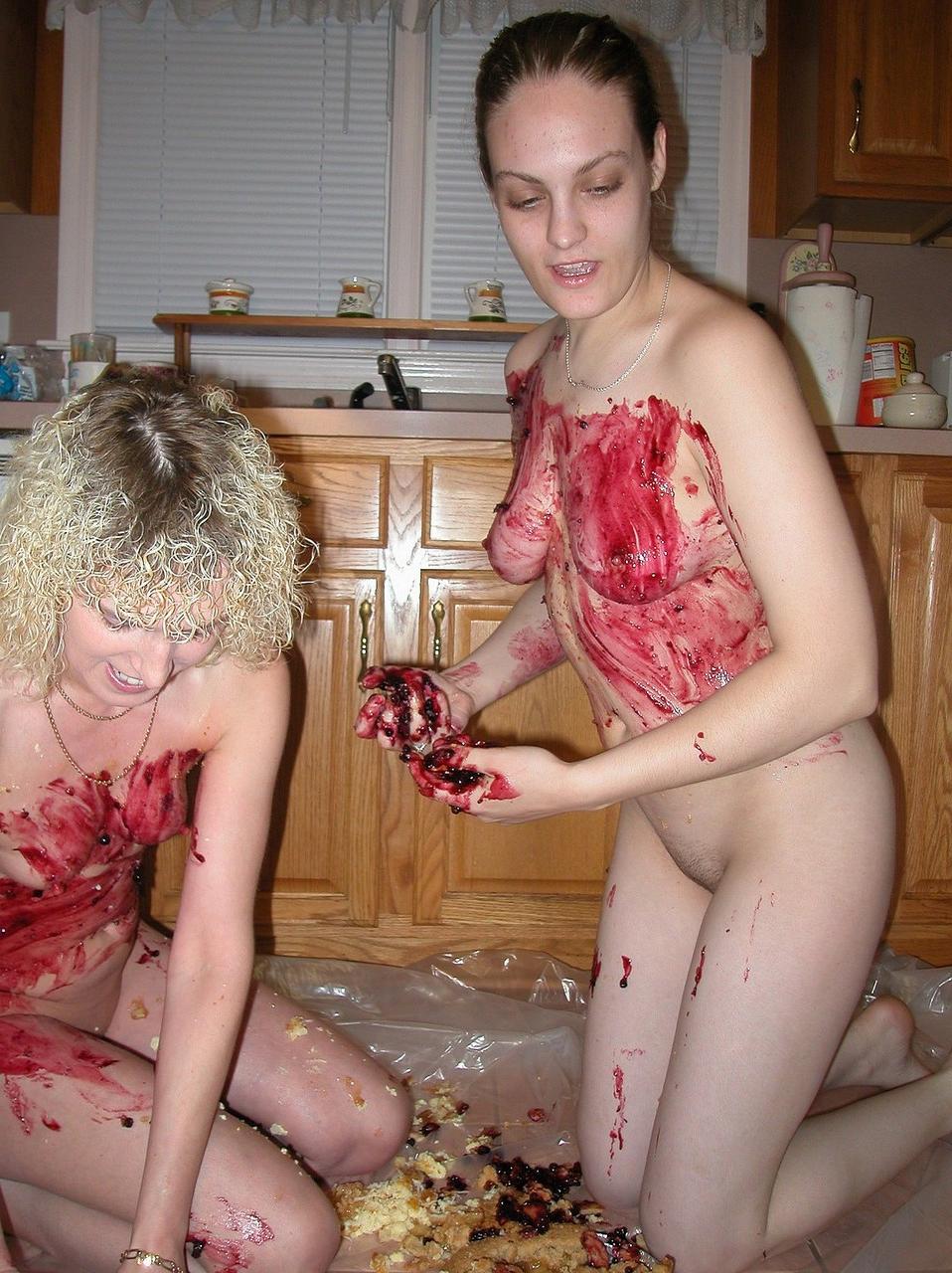 20P Cindy James, lesbienne mature, s'offre une séance de jeu culinaire coquine avec sa copine.