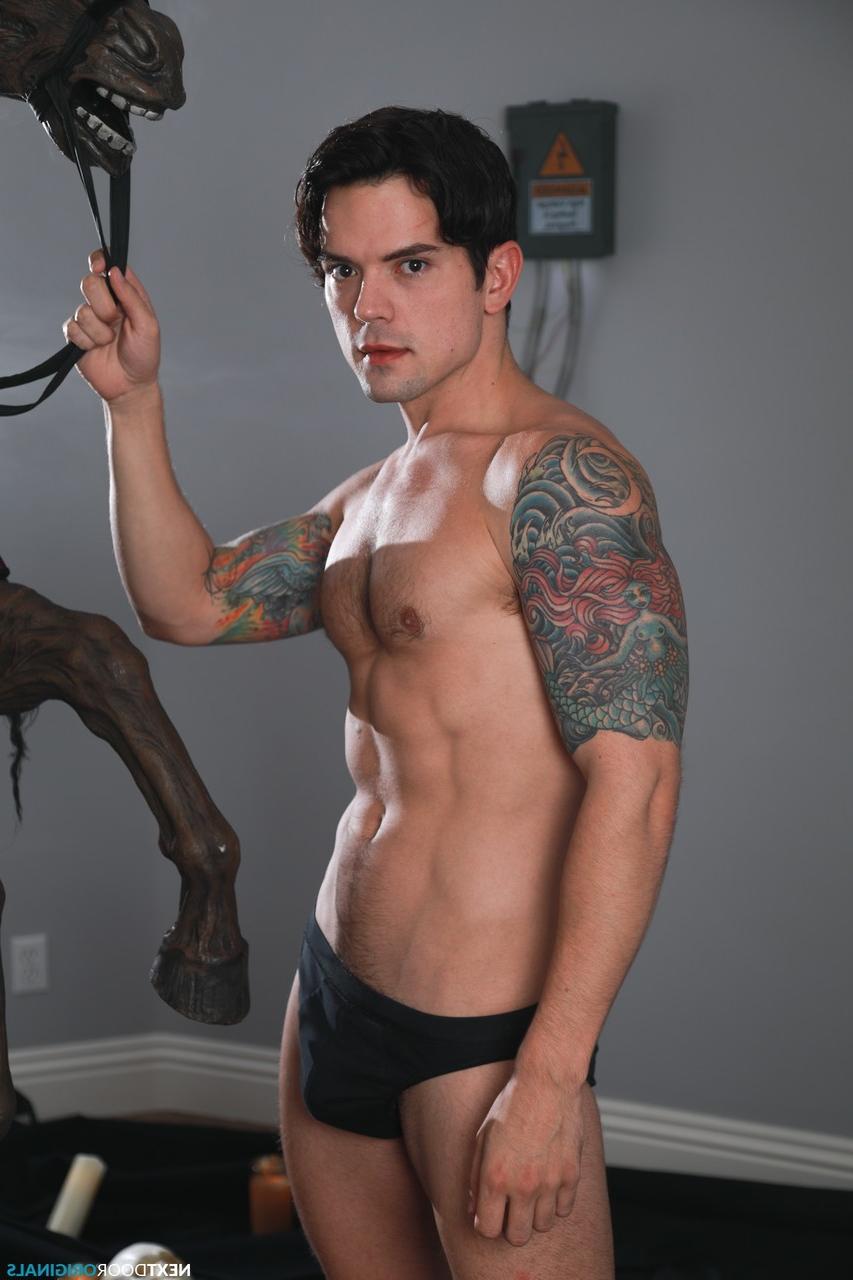 20P Michael Del Ray et Dakota Payne, gays bruns et effrayants, posent torse nu ensemble.