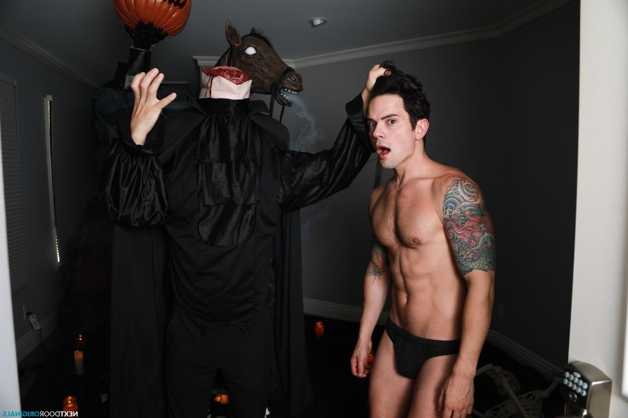 20P Michael Del Ray et Dakota Payne, gays bruns et effrayants, posent torse nu ensemble.