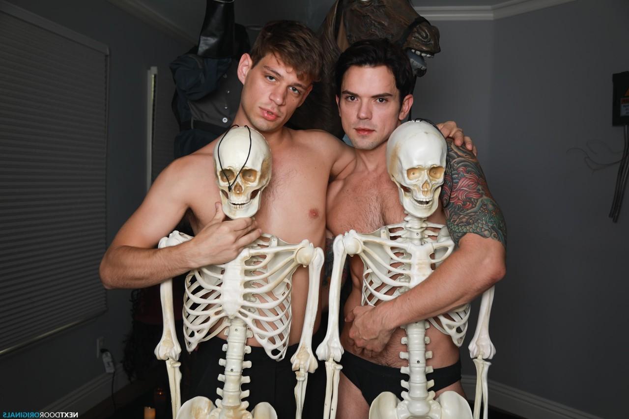 20P Michael Del Ray et Dakota Payne, gays bruns et effrayants, posent torse nu ensemble.