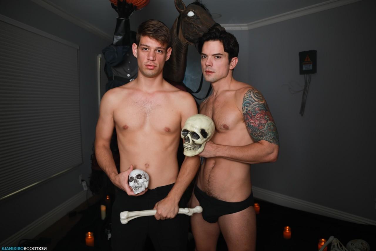 20P Michael Del Ray et Dakota Payne, gays bruns et effrayants, posent torse nu ensemble.